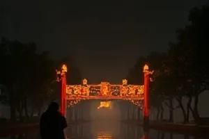 无人认领的春天封面：寄存架上落灰的包裹与标签