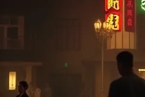 雪落无声那年封面：雪天搬家时院门口堆放的老木箱