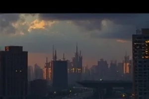 暗河灯塔封面：海雾中的灯塔与旋转光束