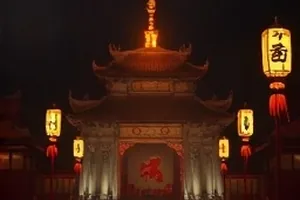 镜像之城封面：左右对称的街道与互相映照的窗格